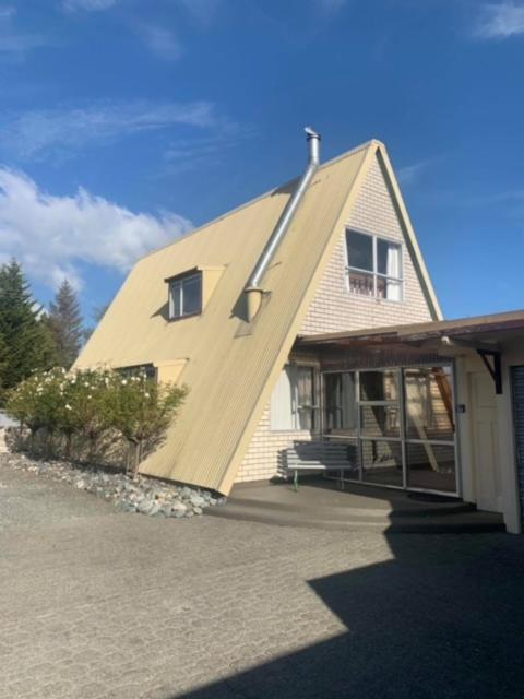Classic A-Frame On Milford Те Анау Екстериор снимка